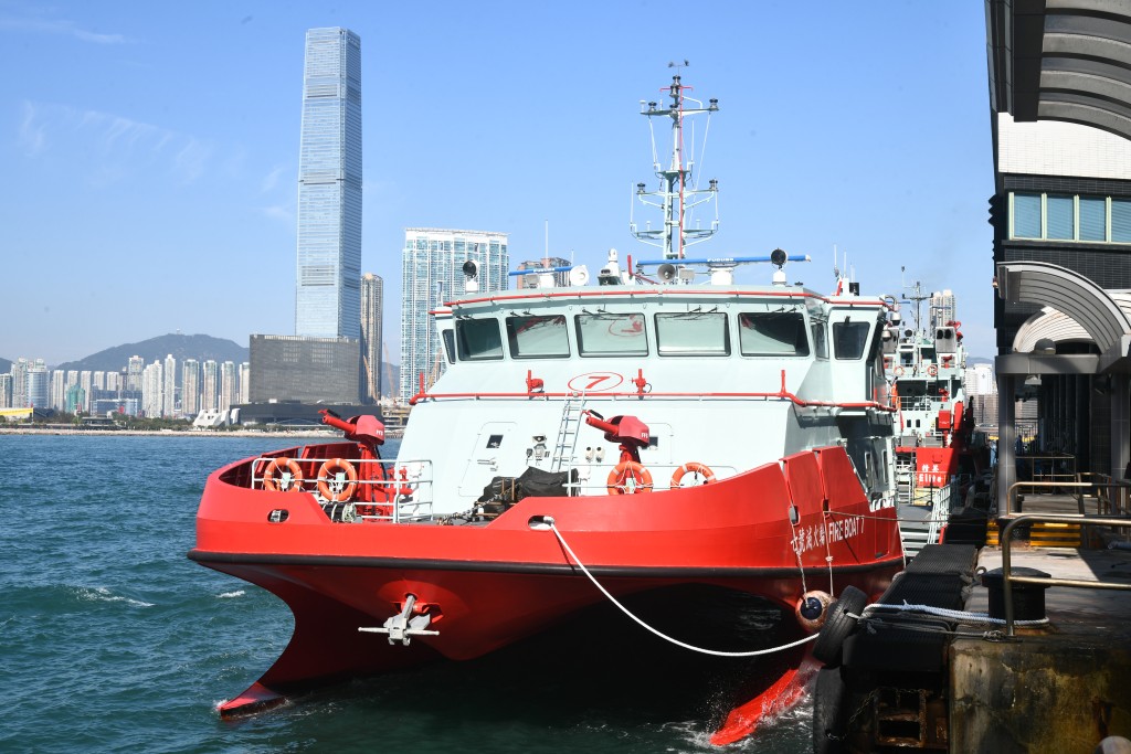 「七号灭火轮」是全球首艘获国际机构「船级社」认证的民用化生辐核防衞船。黄颂伟摄