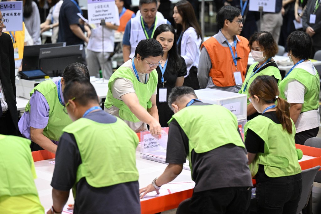 何君堯同時不滿選舉工作開支超過十億元。資料圖片