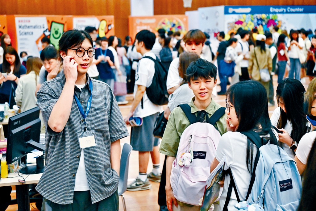 在學額競爭激烈下，大批應屆考生到自資院校報讀課程，港大附屬學院接獲逾2.4萬人申請。 