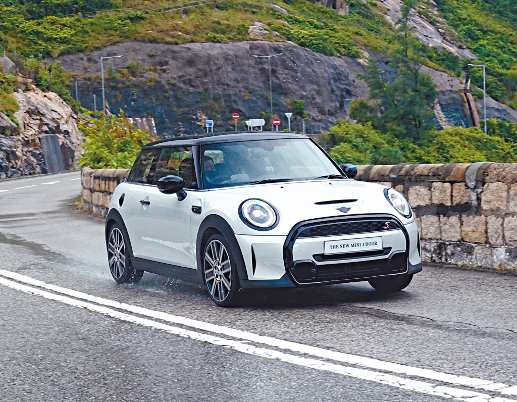 MINI Cooper S三門新版售價為$409,800起，首批可獲一萬元折扣優惠。
　　