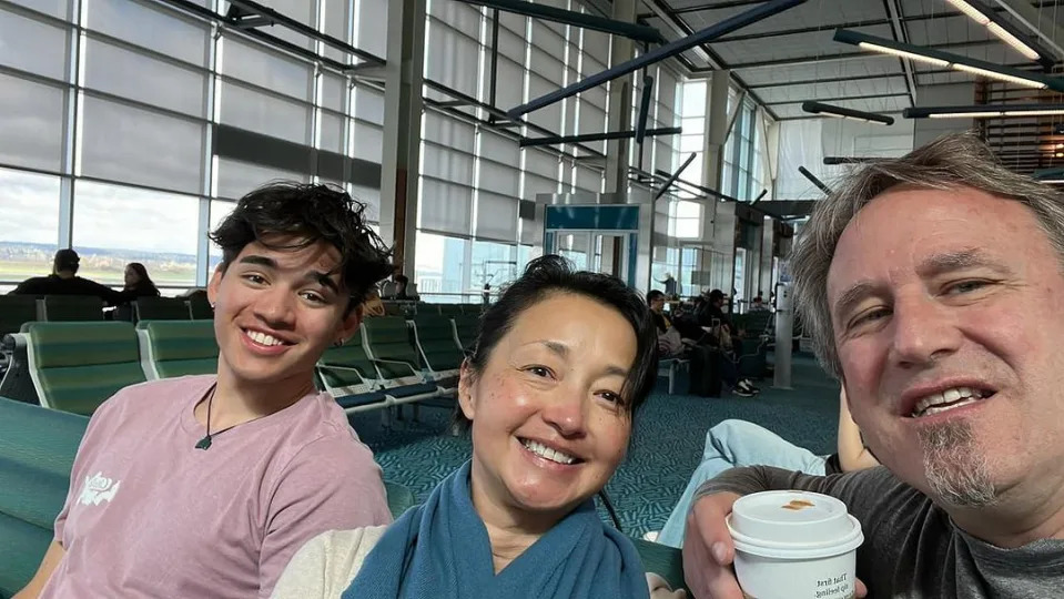 日前李绮虹在社交网贴出一家三口在机场的合照。