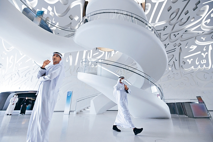 整幢七十七米高的博物館內,完全沒有梁柱。