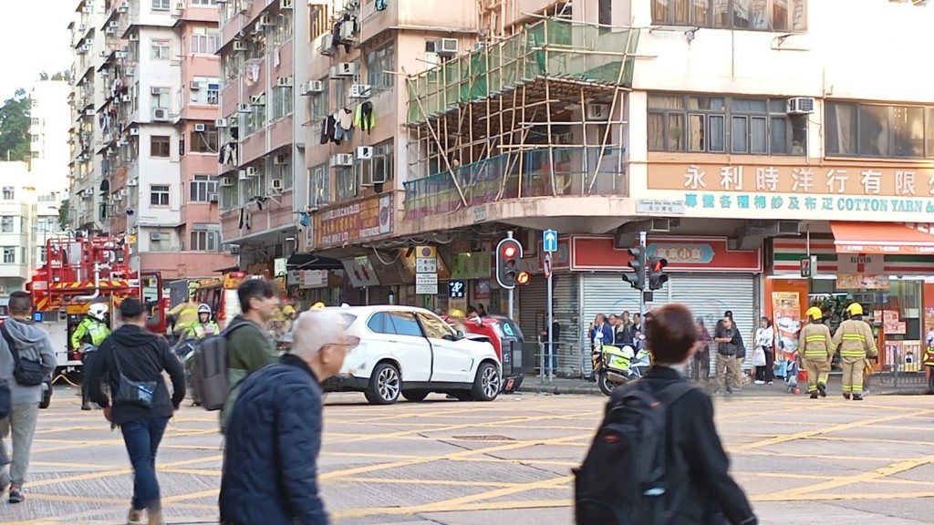 的士捱撞翻側。網圖