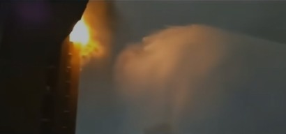 網傳影片可見，消防車噴出的水柱明顯到入了起火的單位。