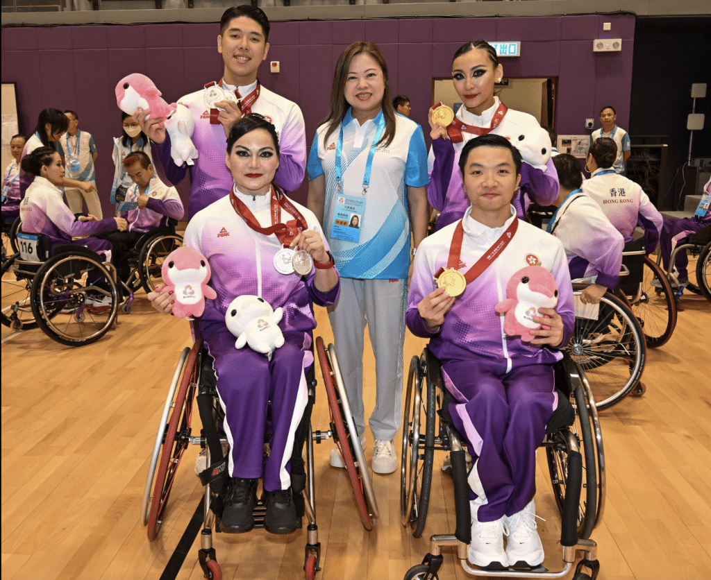 殘特奧會大眾項目輪椅舞蹈今日舉辦首日賽事，香港隊代表勇奪一金兩銀佳績，文化體育及旅遊局局長羅淑佩親臨馬鞍山體育館頌奬。