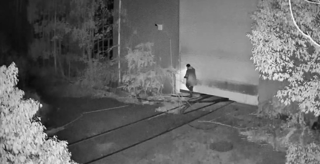 小偷聲到鬼笑聲後嚇得原路逃走。微博