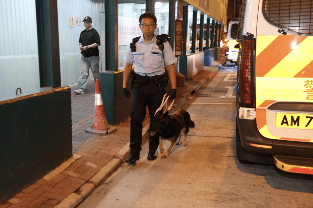 警方召緝毒犬到場。黎志偉攝
