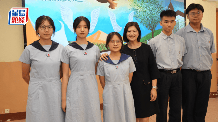 許華英（右三）表示，校園多媒體製作人訓練班不乏新來港學生參加，課程有助他們了解本港，適應本港生活。旁為參加訓練班的學生。吳艷玲攝