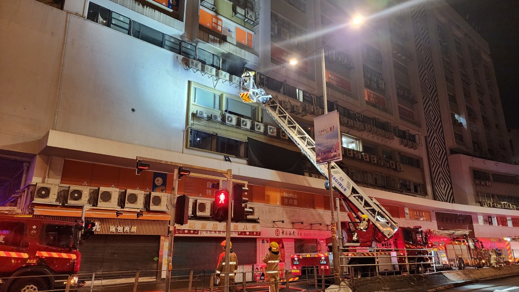 消防升起雲梯灌救。黎志偉攝