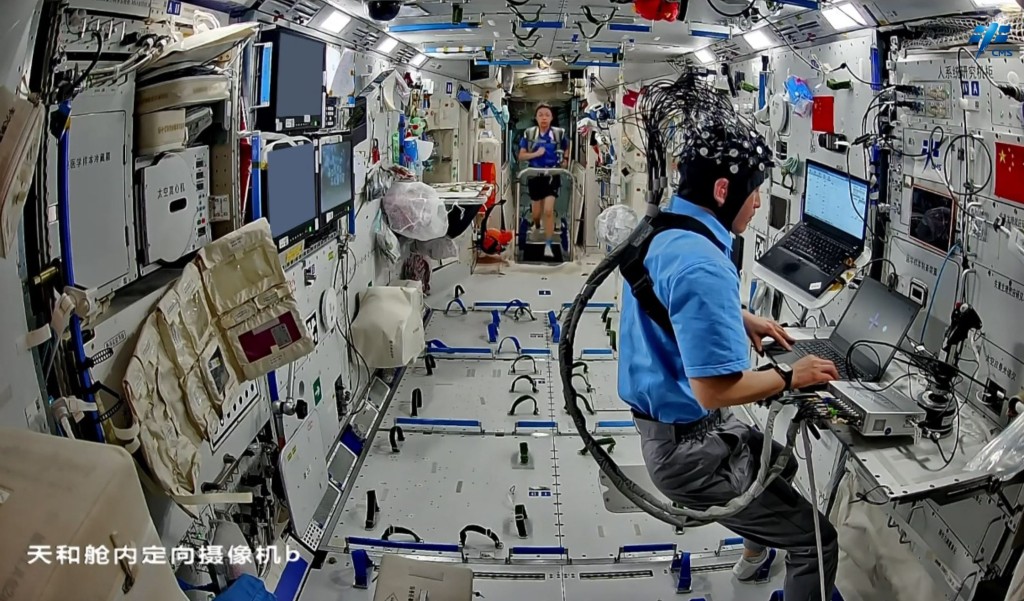 黎家盈與其他組員在空間站不斷做科學實驗外，亦會定期保持運動。載人航天小喇叭