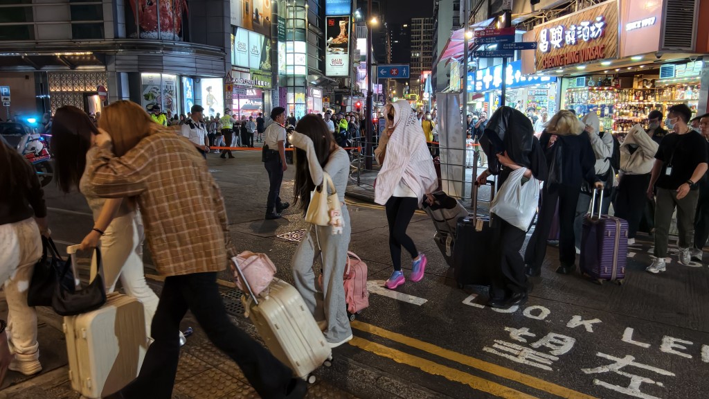 行動中，128名男女被捕，包括未成年少女及跨性別人士，涉及多個不同國籍。黃文威攝