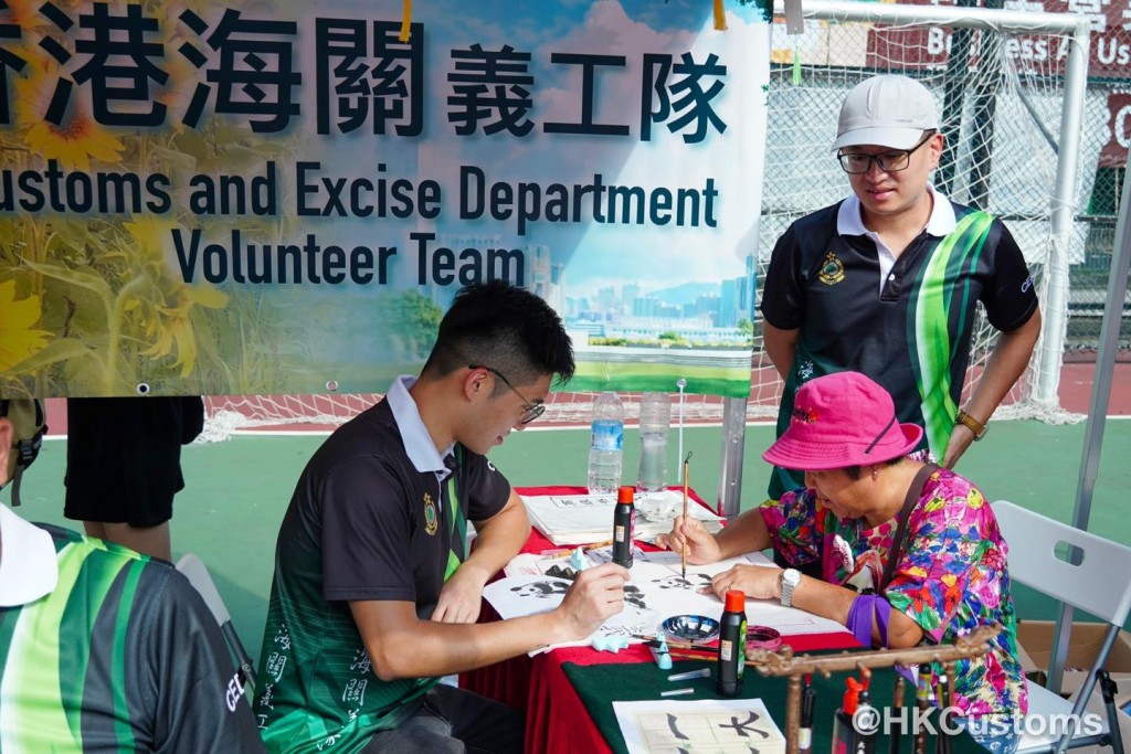 各海關義工隊亦表演精彩武術及即席揮毫為在場人士寫上祝福字句。海關FB