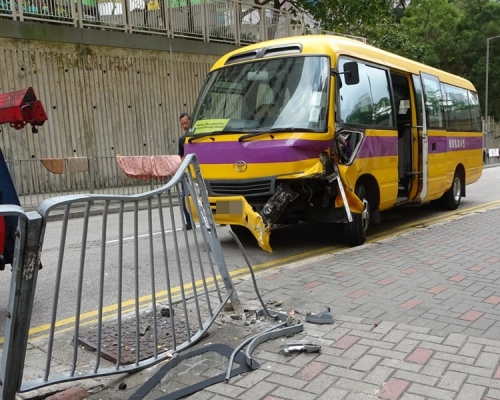 校巴失控撞欄車頭損毀。