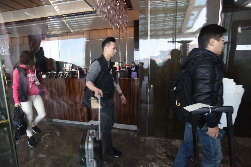 多名重案組探員，到達酒店搜證。