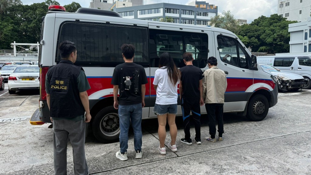 警破大埔釣魚機賭檔 拘負責人及4賭客 最細18歲。警方圖片