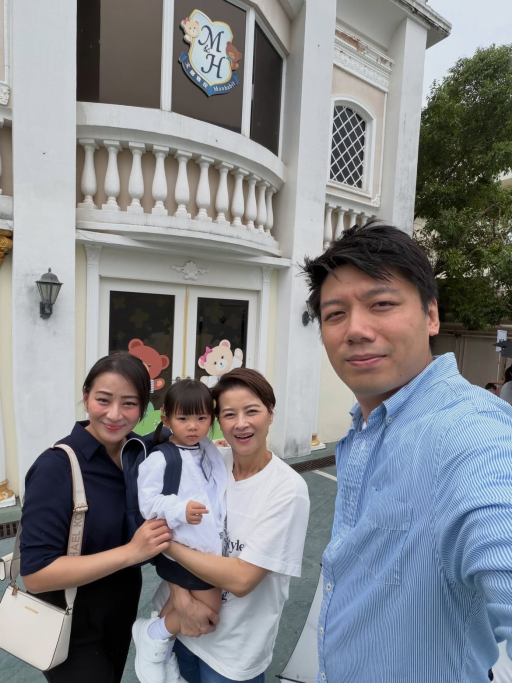 黎燕珊今早與女兒劉詠詩及女婿送外孫女返學。