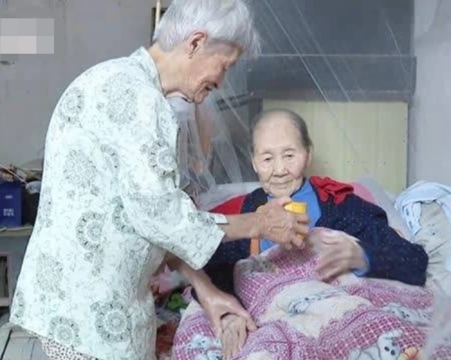 李富榮17年來無微不至的照顧臥床不起的婆婆。網圖