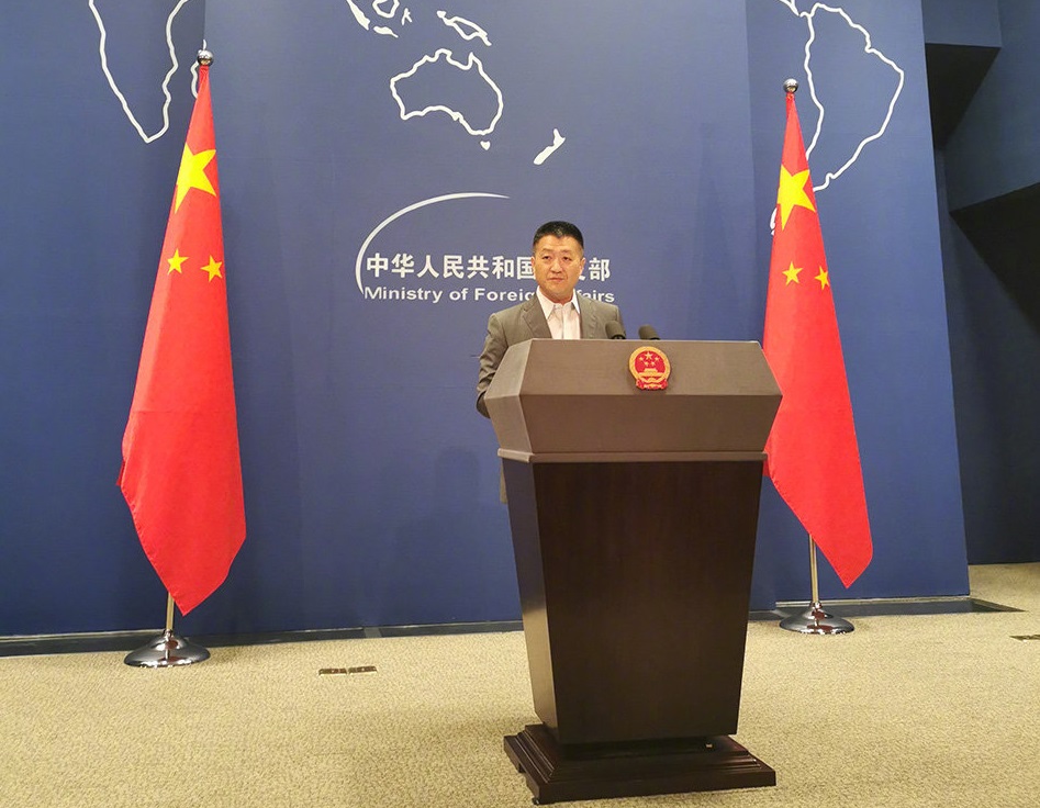 外交部發言人陸慷今日罕見不打領帶。網上圖片