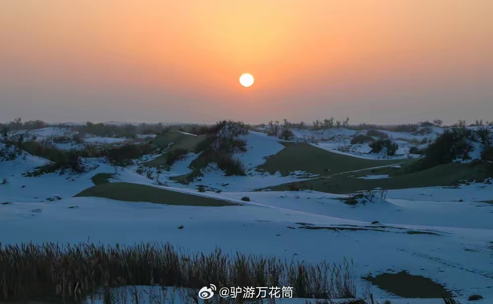 新疆塔克拉瑪干沙漠現「雪海」奇景。（微博）