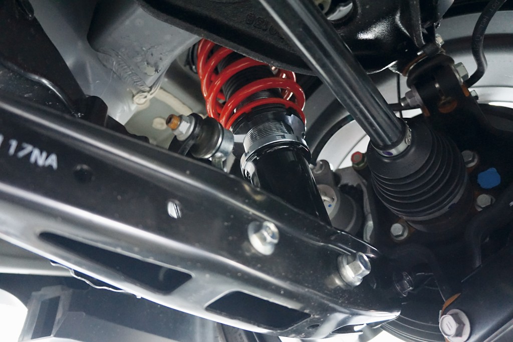 GR強化絞牙避震的彈弓托位及底座都可調整長度，原廠建議車高比原裝降低15mm，最大特點是避震芯加上了DLC碳原子塗層，將擦磨力大幅降低，提供更敏感細膩的伸縮反應。