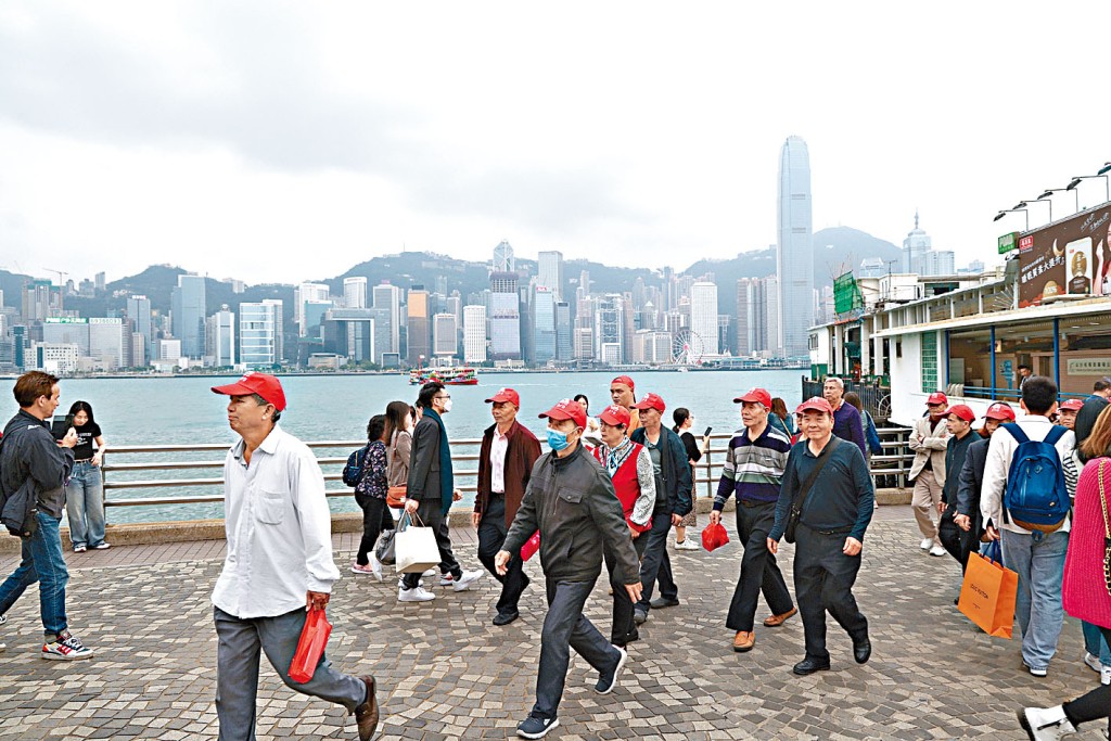 復活節假期尖沙嘴街頭人流旺盛。圖為旅行團在尖沙嘴海濱觀光。