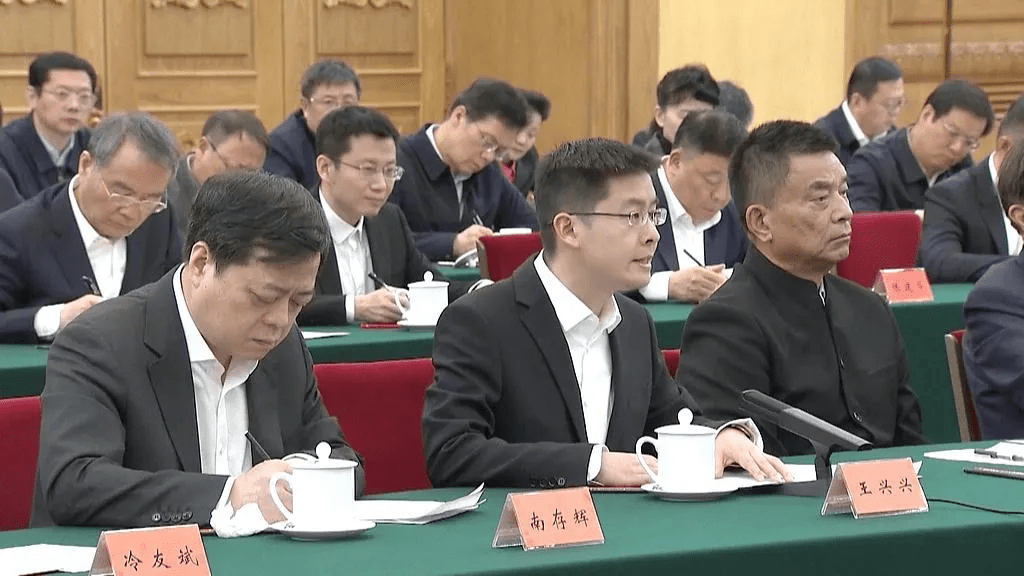 宇樹科技創始人王興興（中）參加中央高規格民企座談會，是「90後」唯一代表。