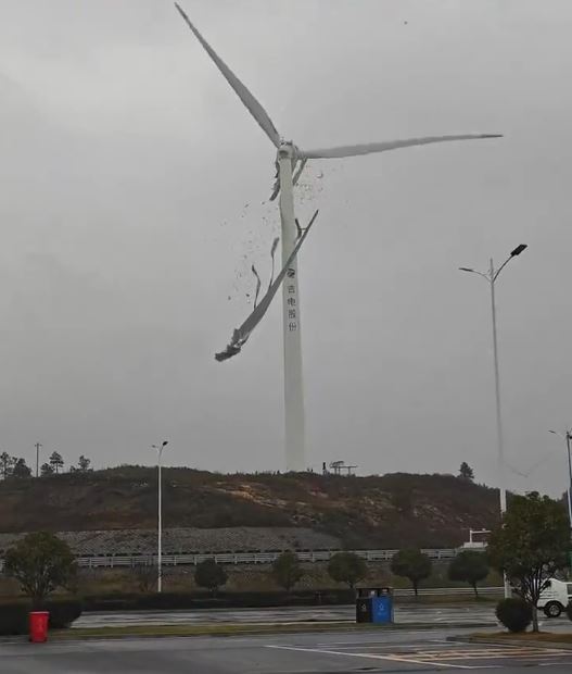 江西有風力發電機的巨型葉片在空中斷裂。抖音@荔枝新聞