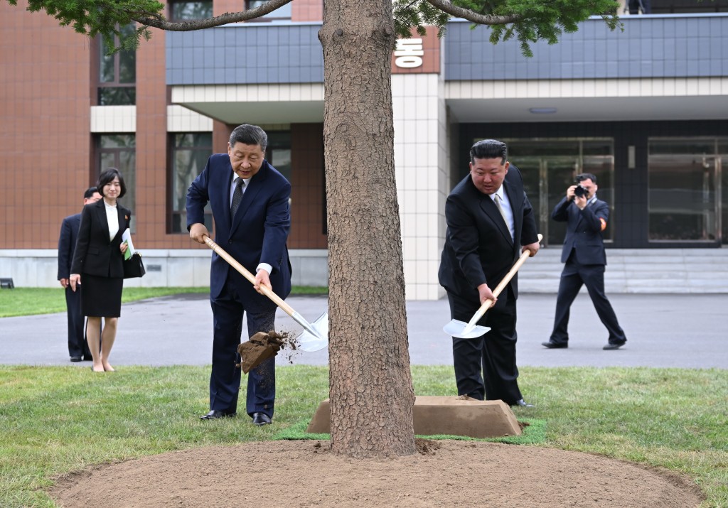 國家主席習近平在金正恩陪同下，參訪朝鮮勞動黨中央幹部學校。新華社