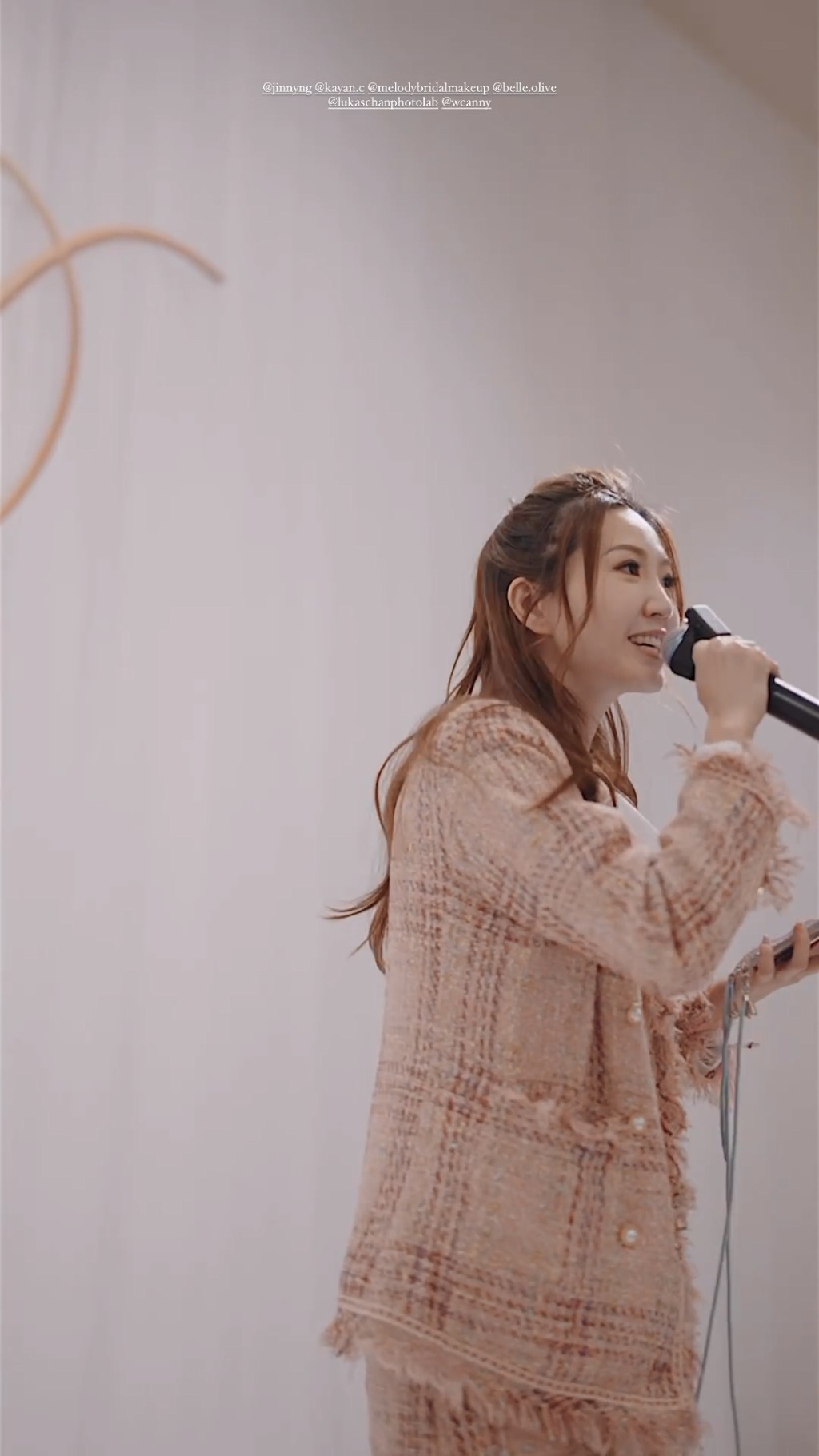 吴若希亦有上台唱歌。