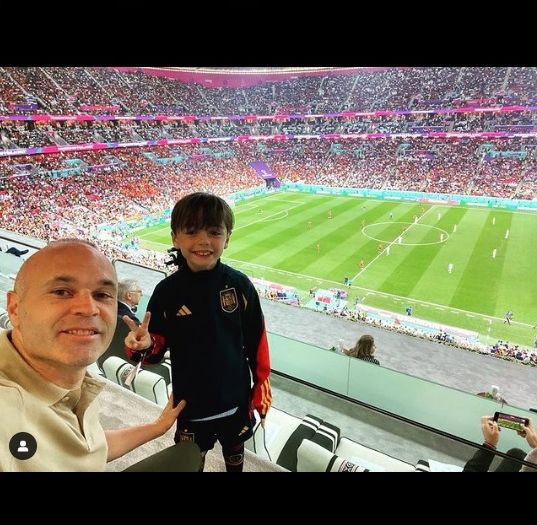 恩尼斯達在其IG貼上自己同兒子一同入場觀看比賽的照片，並寫上「西班牙，加油。」網上圖片