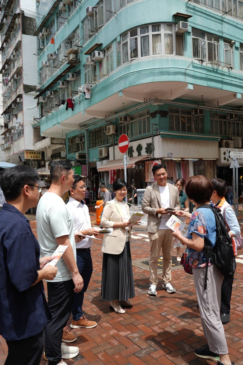 宣傳期間天氣由雨轉晴,不少街坊停下接過單張。何永賢FB 宣傳期間天氣由雨轉晴,不少街坊停下接過單張。何永賢FB