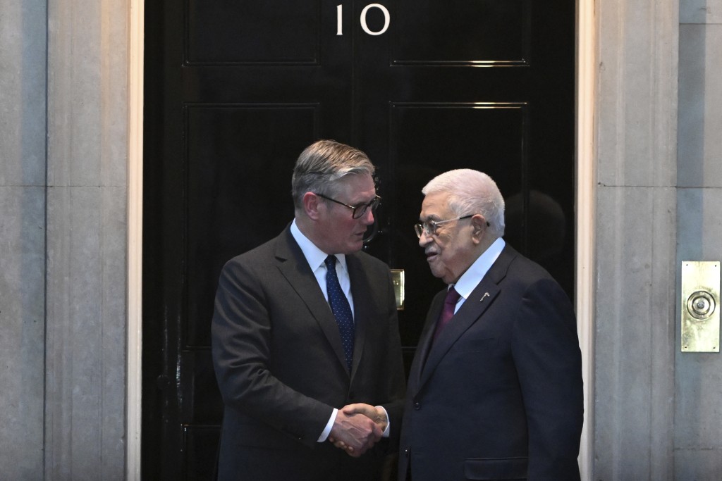 巴勒斯坦總統阿巴斯與英國首相施紀賢。美聯社