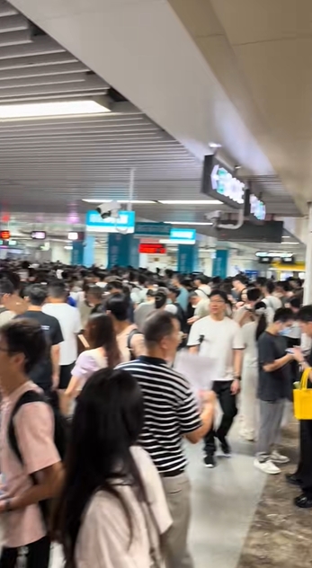深圳地鐵5號線28日早上發生故障，網民發布「快擠成肉餅」的影片。 抖音