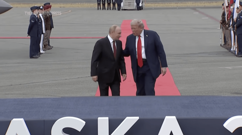 二人一起踱步至預先準備好的佈景台,供記者拍照。 二人一起踱步至預先準備好的佈景台,供記者拍照。