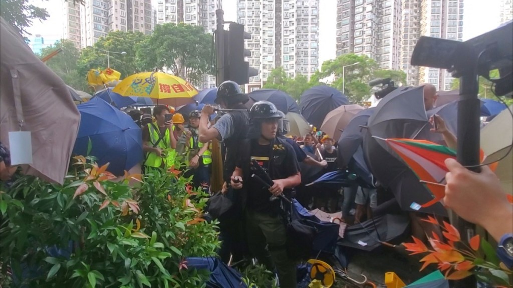 警方指昨日有4名便裝警員被大批暴徒包圍及襲擊。資料圖片