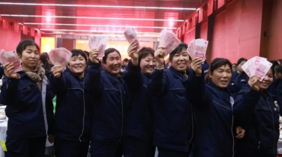 妇女节,河南“最豪老板”派¥160万现金予女员工。 妇女节,河南“最豪老板”派¥160万现金予女员工。