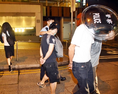 案中10名男女被捕。
