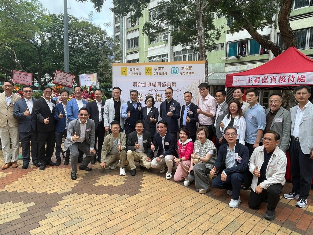 李廣宇(前排左一)與立法會議員黃浩明、屯門區議員馮沛賢的聯合地區辦事處,於5月17日開幕。李廣宇fb圖片 李廣宇(前排左一)與立法會議員黃浩明、屯門區議員馮沛賢的聯合地區辦事處,於5月17日開幕。李廣宇fb圖片