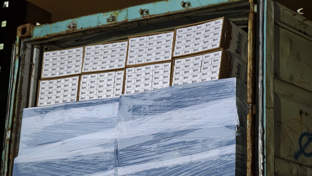 海關在貨櫃內檢獲約540萬支懷疑未完稅香煙。黃文威攝