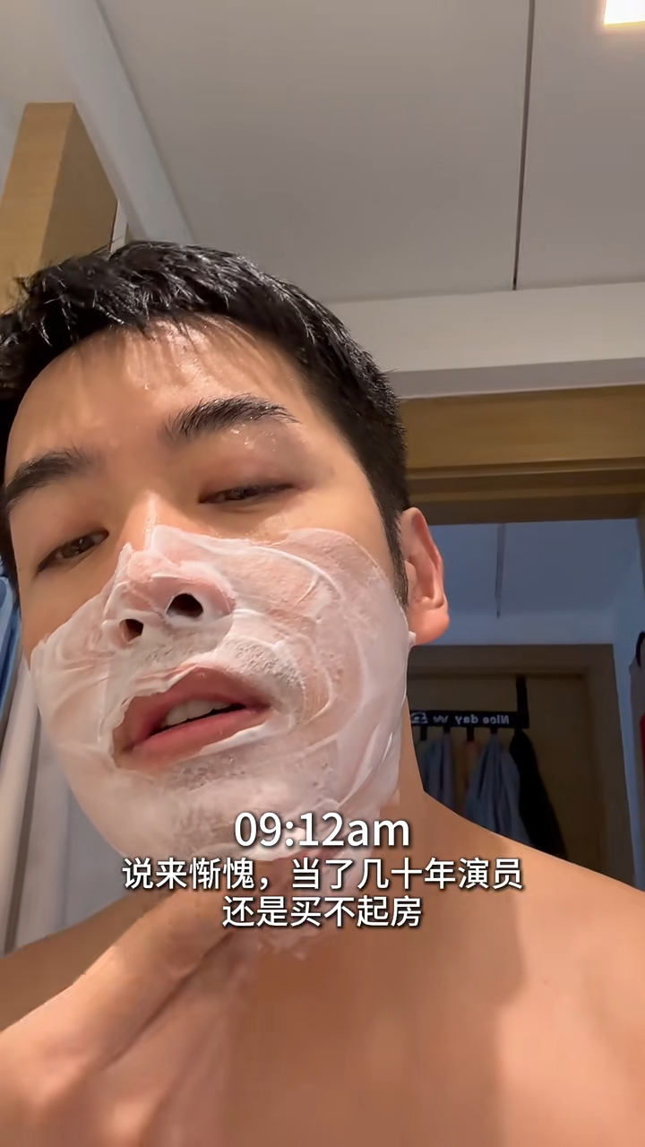 李日朗早上9時許起床。 李日朗早上9時許起床。