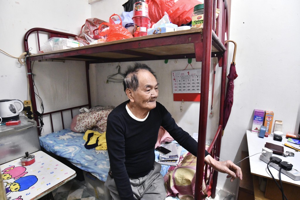 80多歲的李先生在大廈居住約3年，月租2,600元。