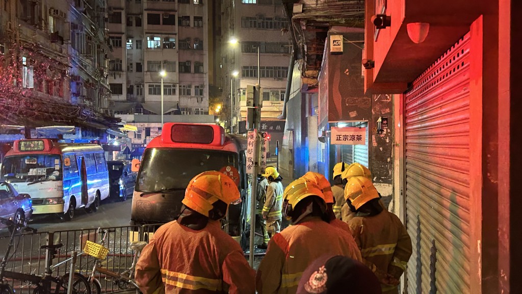 消防員趕至現場開喉灌救。蔡楚輝攝