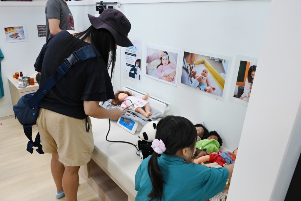 在耀學園的「診所」中，幼兒可模擬照護病人的場景。