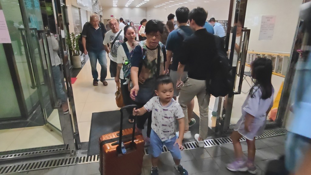 不少疏散居民都一家大細。