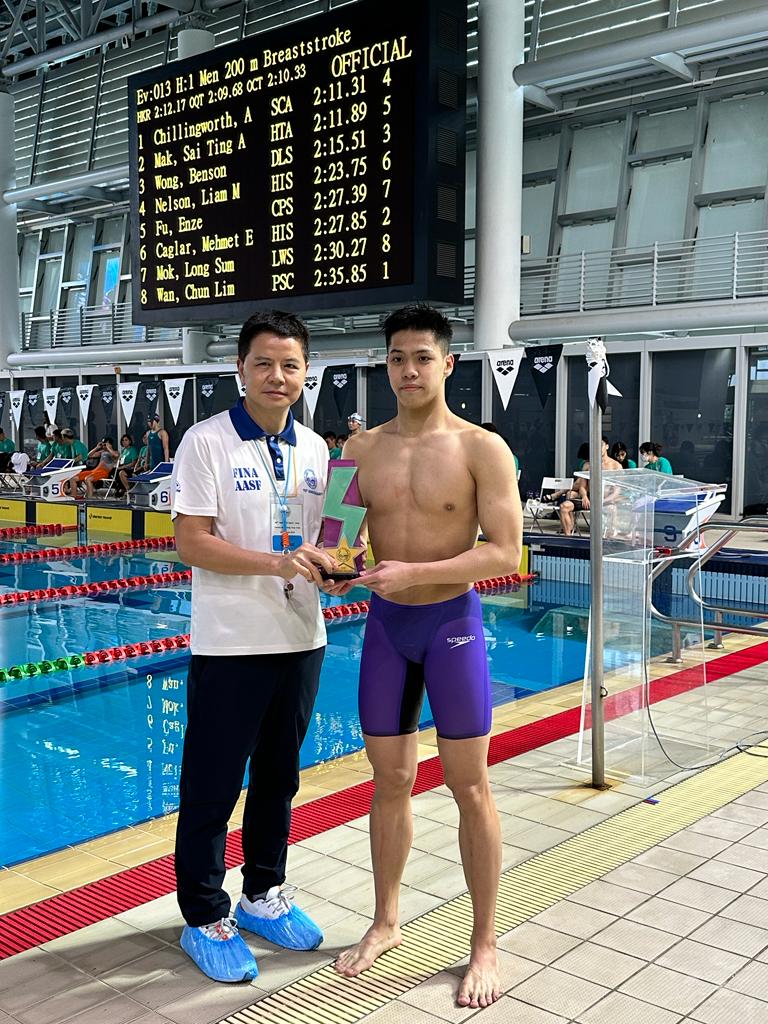 麥世霆(右)同日亦打破男子200米蛙泳香港紀錄。香港泳總圖片