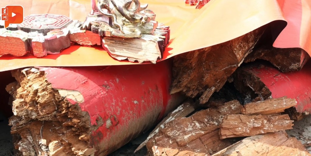 从断裂处的残骸观察,横梁内部疑似已有腐朽现象,外界质疑工程质量或保养是否存在疏漏。马来西亚星洲日报影片截图 从断裂处的残骸观察,横梁内部疑似已有腐朽现象,外界质疑工程质量或保养是否存在疏漏。马来西亚星洲日报影片截图