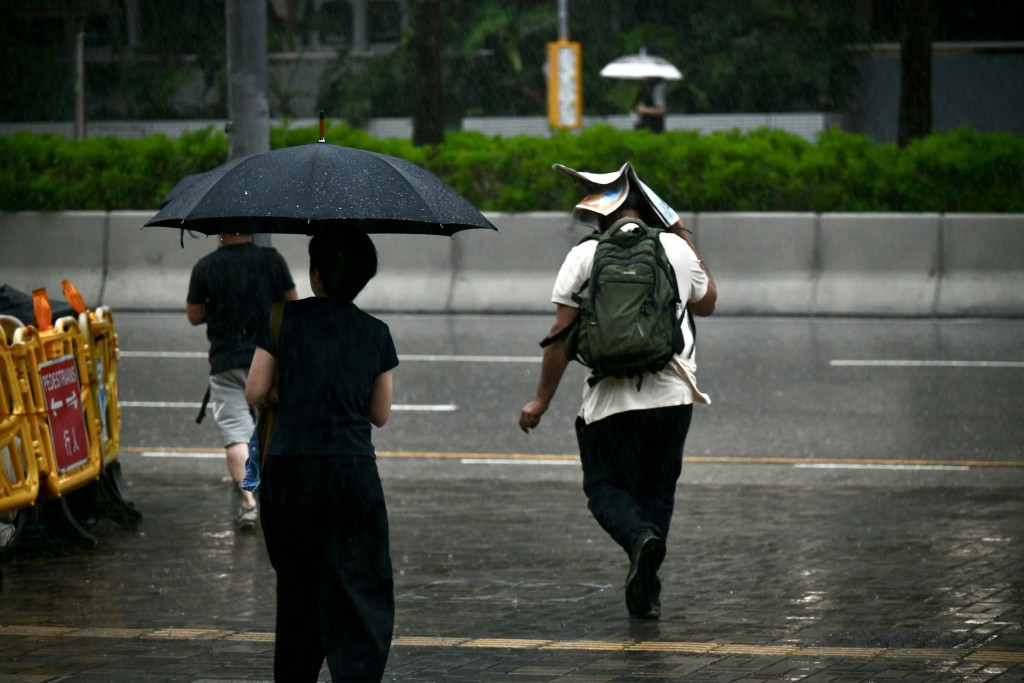 天文台在上午7時50分改發黑色暴雨警告信號。盧江球攝 天文台在上午7時50分改發黑色暴雨警告信號。盧江球攝
