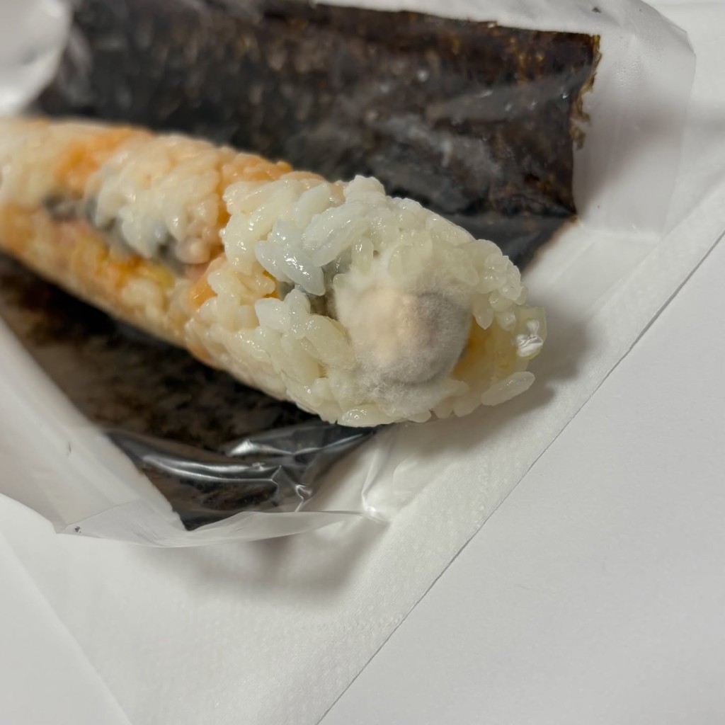 事主在打開手卷進食前,發現手卷上面佈滿霉菌,直言「好彩睇吓先擺落口」。 事主在打開手卷進食前,發現手卷上面佈滿霉菌,直言「好彩睇吓先擺落口」。