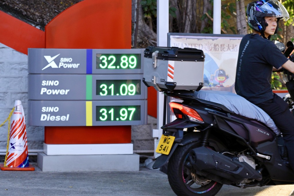 李家超表示，政府會持續留意油價上升情況。資料圖片