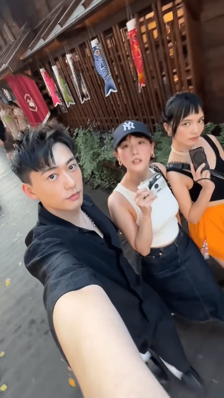 林皓霆与蔡颖恩、陈嘉宝是好朋友，今年暑假还一同游台湾。